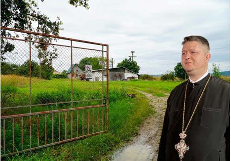 ÎN NUMELE BISERICII. Să nu pofteşti casa aproapelui tău şi să nu mărturiseşti strâmb împotriva aproapelui tău, spun învăţăturile biblice. Parohul bisericii ortodoxe din Căpâlna, Vasile Dobra (dreapta), recunoaște însă că de mai bine de 20 ani ţine cu dinţii de terenul unei ferme (foto) care nu i-a aparţinut niciodată și spune că o va face în continuare, în numele bisericii...