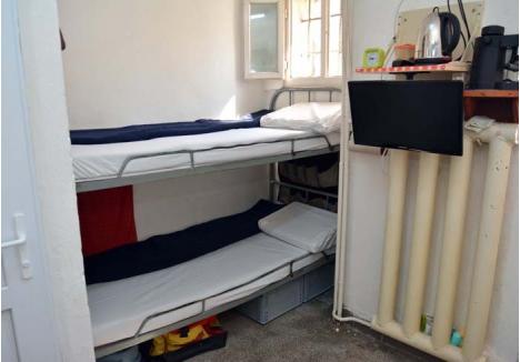 NU-I RĂU. Aşa arată la Penitenciarul Oradea o celulă de detenţie cu două paturi din secţia de maximă siguranţă. Unitatea a înlocuit toate articolele de cazarmament şi a cumpărat şi 60 de televizoare moderne
