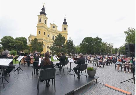 SE CÂNTĂ! Muzicienii Filarmonicii au oferit, vinerea trecută, un concert pentru abonaţi în parcul Palatului Baroc