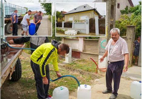 A CUI E VINA? În fiecare sat din comuna Derna, tractorul cu apă al Primăriei ajunge o dată la două zile, iar muncitorii umplu gălețile și butoaiele lăsate goale în fața porților. „E secetă cum n-am mai văzut niciodată. Nu e vina nimănui, nici a lui Bolojan, cum zic unii pe internet”, zice Aurel Lupuț, un localnic din Dernișoara