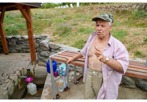 „SUNTEM RĂI!”. La 81 de ani, Peter Muha (foto) merge tot a doua zi la izvorul de la ieșirea din satul Derna, ca să-și umple bidoane și flacoane cu apă bună de băut. Cu simplitatea caracteristică bătrânilor de la țară, spune că seceta nemaivăzută din acest an este o pedeapsă de la Dumnezeu: „Suntem prea răi. Dacă am fi mai buni, n-ar fi nici El așa...”