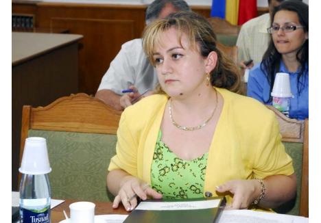 SUSPENDATĂ ŞI NU PREA. În septembrie 2013, când procurorii Parchetului Oradea au trimis-o în judecată, Eugenia Borbei (foto) a fost salvată de primarul Ilie Bolojan, care a mutat-o, formal, la Parcul Industrial Eurobusiness. În realitate, funcţionara a continuat să coordoneze activitatea juriştilor din instituţie până acum, când procurorii anticorupţie au "albit-o" definitiv, permiţându-i să revină pe post, oficial, de la 1 august. Ceea ce s-a şi întâmplat, deocamdată doar în acte căci, până una-alta, şi-a luat concediu de odihnă... 