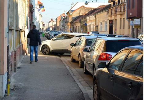 CIRCULAŢI, VĂ ROG! Cum în Oradea un loc de parcare revine la trei maşini, cele mai multe sesizări înregistrate de Poliţia Locală sunt împotriva şoferilor. "Orădenii reclamă în primul rând ocuparea abuzivă a parcărilor de domiciliu, dar şi a căilor de acces şi a pistelor pentru biciclete", spune directorul Poliţiei Locale Oradea, Cristian Beltechi