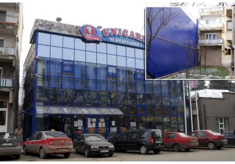 LIPIT. În Marghita, supermarketul Unicarm e doar la un metru de blocul ai cărui locatari se plâng că, la primele două etaje, nici nu mai au lumină. De trei ani, de când s-a terminat construcţia, oamenii văd doar "albastrul de Unicarm" în faţa ochilor