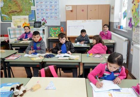 DE LA MIC LA MARE. Pentru că sunt prea puţini, elevii români de la şcoala din Şuşturogiu învaţă în aceeaşi clasă, deşi teoretic sunt în clase diferite. Copiii se bucură însă că au şcoala aproape de casă şi, mai important, în propria limbă