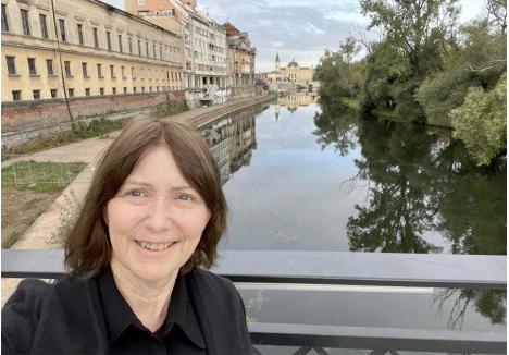 „BUNĂ DIMINEAȚA, ORADEA!”. A fost salutul ambasadoarei Kathleen Kavalec către orădeni. Aceasta a publicat pe Twitter (X) un selfie de pe Podul Intelectualilor, cu Crișul Repede și Primăria în fundal, mărturisind apoi BIHOREANULUI că vrea să se întoarcă aici în calitate de turist