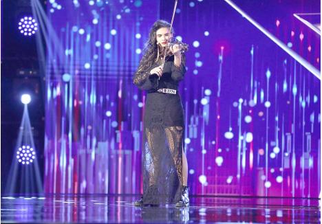 UN TALENT. Maria Rădeanu a participat la cea mai recentă ediţie a emisiunii "Românii au talent", unde, ajutându-se şi de vioară, a impresionat juraţii şi a ajuns în semifinală 