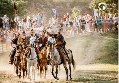 TRISTEŢI... MEDIEVALE. Mai multe asociaţii de cavaleri, luptători şi menestreli din România şi din alte ţări şi-au exprimat pe reţelele socializare regretul că Festivalul Medieval de la Oradea nu se va mai ţine...