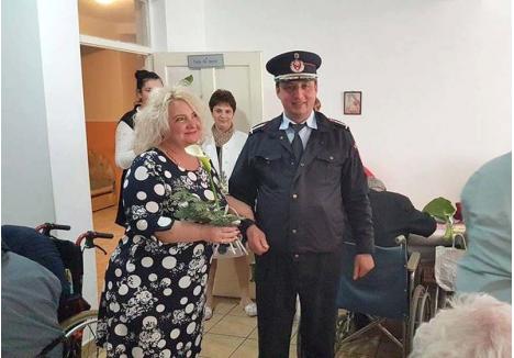 CAVALERUL. Pe 8 martie anul trecut, şeful pompierilor salontani, maiorul Dorel Mătiuţ, apărea prin ziare împărţind flori şi cadouri printre angajatele şi pacientele Azilului de bătrâni din Tinca. În această vară, a trecut în rezervă discret, o pensionare "de onoare", motivată de acuzele deloc onorabile pentru care a ajuns în faţa instanţei
