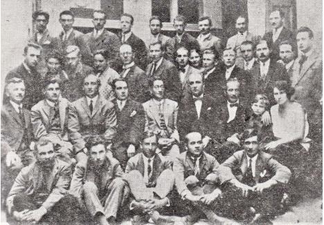 "CRIMĂ CONTRA PERSOANELOR ŞI PROPRIETĂŢII". Aceasta a fost principala acuzaţie adusă membrilor Partidului Comunist din România în procesul judecat la Cluj în 1928. Aflaţi în ilegalitate, liderii PCdR au fost învinuiţi, de asemenea, de "afilierea la asociaţii din străinătate care au ca scop răsturnarea ordinei sociale din România". Din 114 acuzaţi, s-au prezentat doar 76, 37 fiind condamnaţi. Printre inculpaţi au fost şi capii comuniştilor din Oradea: Eugen Rozvan (cu ochelari, în centru), Szenkovics Sándor, Dezideriu Szántó, Haia Lifschitz, Ullmánn Sándor şi Ludovic Czeller