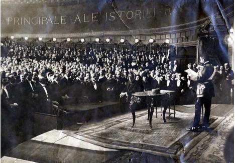 NEÎNCĂPĂTOARE. Sala mare a Ateneului Român a fost arhiplină pe 20 noiembrie 1919 când s-a dat citire mesajului Regelui Ferdinand cu ocazia deschiderii primului Parlament al României Mari. În primele rânduri se aflau reprezentanții Bisericii, alături de senatorii şi deputații transilvăneni (foto: movio.biblacad.ro)