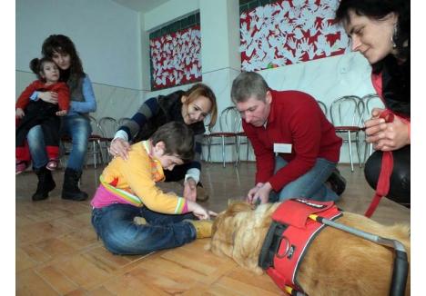 PRIETENIE FĂRĂ FRONTIERE. La fel ca micuţii sănătoşi, copiii cu dizabilităţi se împrietenesc mult mai uşor cu necuvântătoarele decât cu oamenii. "Prezenţa câinilor îi face să se deschidă", explică dresorul Szabo Zoltan