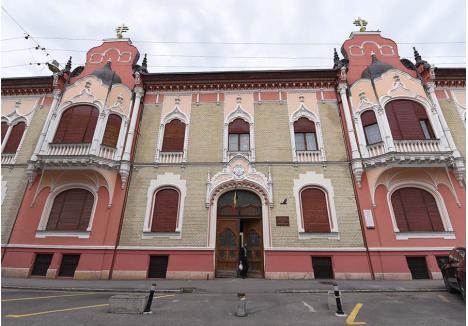CASĂ CENTRALĂ. Clădirea care găzduiește sediul și muzeul Episcopiei Ortodoxe a Oradiei a fost reședința arhitectului orădean Rimanóczy Kálmán jr, fiind ridicată în anii 1903-1905 în stil eclectic cu elemente neogotice. După moartea acestuia, în 1912, clădirea a schimbat proprietarul de două ori. La dorința episcopului Roman Ciorogariu, în 1921 a fost cumpărată de către Ministerul Cultelor de la Grosz Imre, pentru a deveni sediul principal al Episcopiei, fiind dotată cu mobilier vienez în stil baroc, existent și azi, cu o capelă şi o bibliotecă