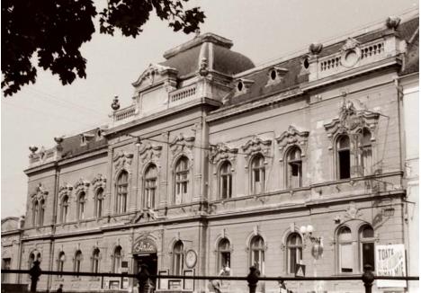 CASA MUZICII. Având o sală de spectacole generoasă, clădirea Cercului Catolic din centrul Oradiei găzduia în perioada interbelică evenimente cultuale semnificative. Majoritatea concertelor Societății Filarmonice erau ținute aici, inclusiv cele avându-l ca invitat pe George Enescu. În 1949, după ce a fost câțiva ani sediul organizației locale a Partidului Comunist Român, aici începea să funcționeze Filarmonica de Stat orădeană și Cinematograful Arta (foto: Nagy István)