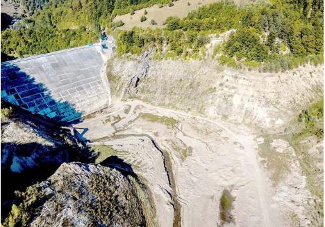 CA-N DEŞERT. Lacul de acumulare Leşu a fost golit în 2015 pentru că barajul avea nevoie de reparaţii serioase. Deşi este cel mai mare rezervor de apă al Bihorului şi un obiectiv turistic important, ABA Crişuri se dovedeşte incapabilă să-l repună în funcţiune (Foto: Ovi D. Pop)