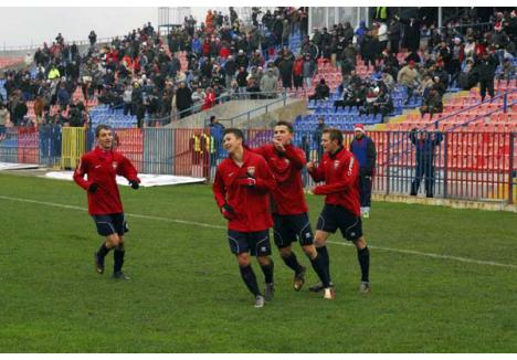ATACANT DE VÂRF. Unul din cei mai importanţi pioni în promovarea FC Bihor este atacantul Adrian Mărkuş, care, cu 10 goluri la activ, se situează pe locul al doilea al marcatorilor din seria vestică a Ligii secunde
