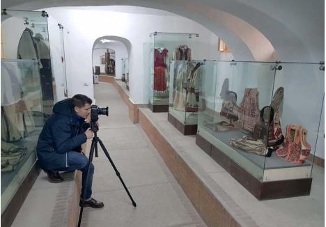 TURIŞTI LA RECE. Un fotograf german, Michael Hudler (foto), a vizitat la începutul lunii ianuarie Muzeul din Beiuş, dornic să imortalizeze îndeosebi straiele autentice din Ţara Beiuşului. Exponatele l-au impresionat, dar şi frigul din muzeu l-a şocat. "N-am mai fost în niciun muzeu în care să fie aproape la fel de rece ca afară", a mărturisit neamţul BIHOREANULUI