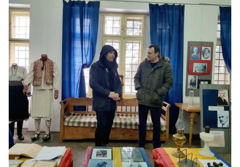 MÂINILE ASCUNSE. În sezonul rece, când întâmpină vizitatori, muzeograful Cristian Ţoţa (stânga), care îndeplineşte concomitent şi funcţia de director al Muzeului din Beiuş, nu prea îndrăzneşte să-şi scoată mâinile din buzunare. "Sper ca anul acesta să avem norocul unui proiect de reabilitare", zice Ţoţa