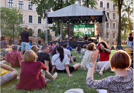 CE BINE C-AU FOST... Nicu Alifantis și formația Zan au fost între primii invitați sosiți în parcul din strada Armatei Române nr. 1, oferind orădenilor, înainte de apus, un concert cu parfum de nostalgie