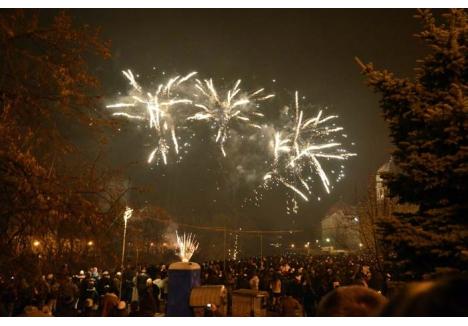 ARTIFICII ŞI SPERANŢĂ. Pe 31 decembrie, orădenii pot sărbători împreună trecerea în Noul An, ascultându-l în centrul oraşului pe Ducu Bertzi, ciocnind un pahar cu şampanie şi admirând focurile de artificii 