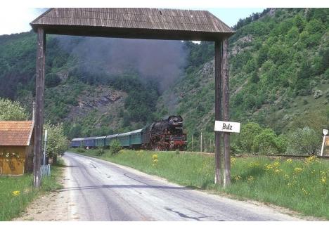 FORŢA ABURULUI. Vreme de peste un secol, transportul feroviar în Bihor s-a făcut cu locomotive cu aburi puternice fabricate la Reşiţa şi la Györ, trenurile atingând o "iuţeală maximă" de 80 km/h. Au circulat până în perioada comunistă, cea din imagine fiind surprinsă în 1997 la Aleşd şi Bulz (foto). În perioada interbelică apăreau primele automotoare şi locomotive diesel Malaxa, iar apoi cele Electroputere, Düwag şi Siemens