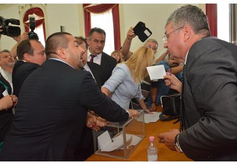 PREŞEDINTE DE CONJUNCTURĂ. După rateul din 2012, când a candidat de formă, Pasztor Sandor (în dreapta imaginii) a devenit şeful CJ pe 28 iunie 2016, după memorabila busculadă în care liberalul Dacian Foncea (în stânga) a încercat să împiedice oficializarea înţelegerii dintre UDMR şi PSD prin impunerea votului secret pentru alegerea preşedintelui. Recunoscând că nici măcar el nu credea în propriile şanse înainte de alegerile locale, ba chiar şi după, Pasztor spune că l-a ajutat... conjunctura 
