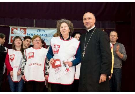 Episcopul Virgil Bercea, alături de voluntarul anului 2014, Daniela Pâncotan