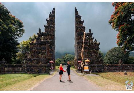 ENERGII POZITIVE. Dintre toate locurile vizitate, locul preferat al Renatei a fost Ubud din Bali (foto), orașul în care se află cele mai multe temple hinduse. „E un loc plin de energii pozitive, un centru spiritual unde poți face yoga printre câmpuri de orez”, spune orădeanca