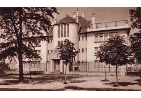 COMPLEX MILITAR. Ansamblul clădirilor ce găzduiau Școala de Jandarmi a fost construit în anii 1911-1913 în stil secession, după proiectul arhitectului Vágó József - în total 12 pavilioane, fiecare cu destinație distinctă. Cursurile se țineau în clădirea dinspre stradă, iar cele două corpuri mari laterale erau spații de cazare. Vizavi de pavilionul pentru cursuri se afla cel al băii, infirmeriei și cabinetului medical, iar în afara zonei centrale mai existau comandamentul, cantina și frizeria, patru vile pentru subofițeri și un teren de sport. Ansamblul era organizat în jurul unei curți pentru exerciții. Astăzi, în pavilioanele devenite monument istoric funcționează Universitatea din Oradea.