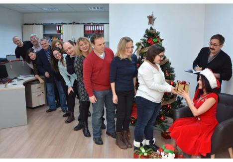 ŞTIREA ZILEI. Cu aprobarea şi atenta supraveghere a şefului ei direct, directorul Mircea Chirilă, Crăciuniţa BIHOREANULUI a împărţit cadouri colegilor, aşezaţi frumos la rând. Cum spiritul sărbătorilor a cuprins întreaga redacţie, darurile au ajuns atât la cei cuminţi, cât şi la jurnaliştii despre care unii ar jura că au fost foarte răi...