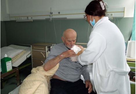 CA NOU. La trei zile după operaţie, primul pacient cu pacemaker implantat de chirurgii din Oradea, Gavril Vid (foto), se simţea "verde" şi abia aştepta să se întoarcă acasă