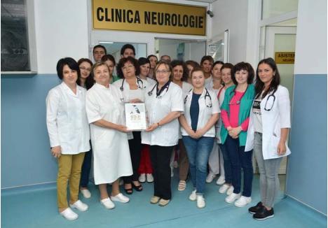 BUCURIE CU MODESTIE. Deşi reprezintă primul spital românesc distins la un congres european de specialitate, echipa secţiei de Neurologie a Spitalului Judeţean din Oradea recunoaşte că o parte din merite aparţin colegilor. "Nu puteam ajunge aici fără colegii cu alte specializări din spital", spune şefia secţiei, dr. Monica Sabău (foto)