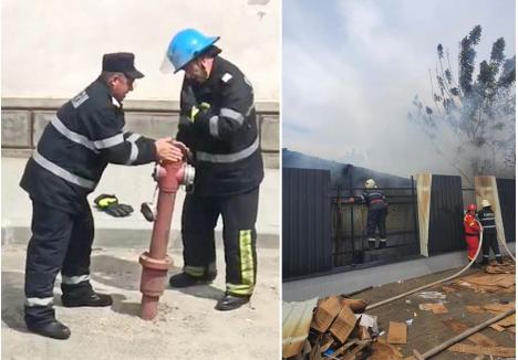 INTERVENȚII IMPROVIZATE. Aproape de fiecare dată când izbucnește un incendiu în Beiuș, pompierii improvizează. Pe 22 mai, când a luat foc un depozit de substanțe chimice, pompierii au trecut cu furtunurile prin grădina unui localnic pentru a ajunge la o sursă de apă, deoarece hidrantul din apropiere n-a funcționat (Sursa foto: Facebook și ISU Crișana)