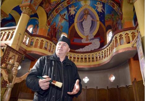 ZÂMBETUL SFINŢILOR. Preotul Dan Valicec (foto) zugrăveşte interiorul bisericii din Aştileu de aproape 11 ani, avansând pe măsură ce reuşeşte să cumpere materiale din micile donaţii ale enoriaşilor. Deşi rămâne în canoanele ortodoxe, parohul adaugă şi o notă personală creaţiilor sale, folosind culori şi forme vii, convins că prin ele credincioşii vor vedea cum le zâmbesc sfinţii din ceruri