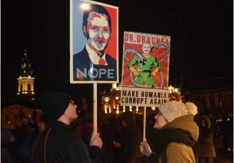 "DRAG-NE-AI FI LA PUŞCĂRIE!". Protestatarii orădeni şi-au exersat imaginaţia aducând pancarte cu "dedicaţii" amuzante şi dure, ţinta lor preferată fiind preşedintele PSD Liviu Dragnea, pe care l-au caricaturizat şi căruia i-au transmis "Drag-ne-ai fi la puşcărie!". Manifestanţii l-au numit "Erdogan de Teleorman" şi i-au atribuit un slogan inspirat din campania preşedintelui SUA, Donald Trump, în varianta românească: "Make Romania corrupt again"