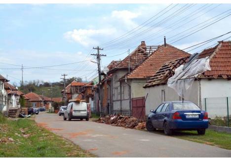 SATE DISTRUSE. Nicio gospodărie din satul Rieni n-a scăpat cu acoperişul întreg. Speriaţi că ploile le vor distruge locuinţele, la începutul săptămânii trecute proprietarii lucrau de zor la reparaţii