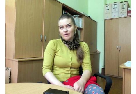 PROFESORI ÎNVĂŢĂCEI. Sorina Muntean (foto) predă română la Liceul Tehnologic Cadea de 14 ani, timp în care a fost nevoită să înveţe şi vocabularul limbii maghiare, ca să îşi înţeleagă elevii. "Mă ajută să predau colegii care ştiu limba maghiară ori câte un elev care ştie mai bine româneşte", explică profesoara