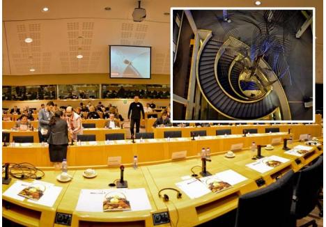 CASA ZEILOR. Capodoperă de arhitectură şi artă modernă, Parlamentul European din Bruxelles este doar unul din cele trei sedii ale acestei instituţii, pe lâncă palatele din Luxemburg şi Strasbourg. Mii de vizitatori îl vizitează zilnic, monitorizaţi de videocamere, după un control riguros de securitate