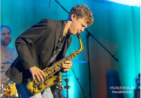 O STEA LA SAXOFON. În vârstă de doar 22 de ani, tânărul saxofonist Jakob Manz, care vine cu trupa sa pe scena Filarmonicii din Oradea, s-a făcut deja remarcat în lumea muzicii internaționale prin stilul său degajat 