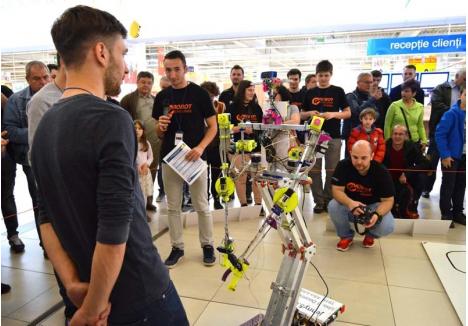 JENNY, ROBOTUL. Una dintre vedetele ediţiei din 2017 a concursului a fost Jenny5 (foto), un robot umanoid creat de o echipă de studenţi din Alba Iulia
