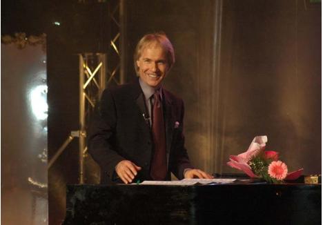 FLORI PENTRU MAESTRU. Celebrul pianist francez nu se va afla pentru prima oară în faţa orădenilor. În 2005, artistul a mai cântat - ce-i drept, doar câteva piese - pe scena Teatrului, în faţa a circa 600 de oameni, în cadrul galei "Culorile primăverii". Richard Clayderman a fost primit atunci cu flori şi aplauze