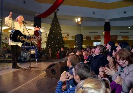 CULTUL HRUŞCĂ. Stabilit de mulţi ani în Canada, maramureşanul Ştefan Hruşcă se întoarce în fiecare iarnă în ţară pentru un turneu de Crăciun. În urmă cu doi ani, concertul său a umplut ERA Park, mulţimea de orădeni dornici să-l vadă şi audă creând un uriaş ambuteiaj înspre centrul comercial