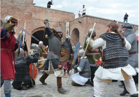 PREGĂTIŢI DE BĂTĂLIE. La finalul săptămânii viitoare, aproape 300 de cavaleri, meşteri şi domniţe vor "popula" Cetatea, oferind spectacole care reproduc ritualurile şi luptele din epoca medievală