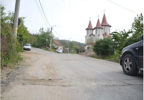 DE MÂNTUIALĂ. Oricine intră în Podgoria vede de la distanță că sub șosea s-a lucrat de curând. Tot la 50-100 de metri urmele unor săpături prost acoperite traversează strada indicând locul unui racord la o rețea