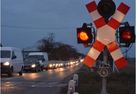 STOP! Dimineaţa, înainte de ora 8, când se grăbesc navetiştii mai tare la şcoală şi la serviciu, intrarea în oraş dinspre Sîntandrei este blocată de maşini oprite în faţa trecerii la nivel cu calea ferată şi a sensului giratoriu. "Deja de trei luni, dimineaţa, circulaţia prin intersecţie este dirijată de poliţişti, dar nici ei nu pot face minuni", spune viceprimarul Florin Birta