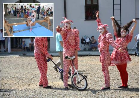 DISTRACŢIE CU BUFONI. Haioşii bufoni regali se întorc şi anul acesta la Kids Fest, cu tot felul de jonglerii şi acrobaţii, tot în curtea Cetăţii urmând să fie amplasat şi un parc de distracţii cu jucării tradiţionale, din lemn