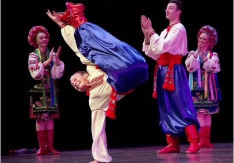 HOPAK! Orădenii care optează pentru show-ul Ansamblului Kalyna vor putea vedea şi spectaculosul "Hopak", dansul naţional al Ucrainei caracterizat prin sărituri acrobatice şi mişcări energice, care de altfel le-a şi adus artiştilor supranumele "Cazacii Zburători"