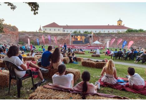 CINEMA ALTFEL. Pentru a urmări cât mai relaxaţi producţiile incluse în programul Oradea Summer Film, spectatorii se vor putea aşeza pe baloţi de paie sau pe peleţi, fiind totodată liberi să vină la cinematograful estival cu păturile de acasă (foto: Visit Oradea)