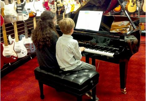 ŞANSA LA MUZICĂ. Clubul Rotaract Oradea a descoperit mai mulţi elevi ai Liceului de Artă cu talente deosebite şi rezultate pe măsură, dar care nu-şi permit propriile instrumente, între cele trebuincioase numărându-se un pian de concert, o marimbă, o vioară şi o chitară