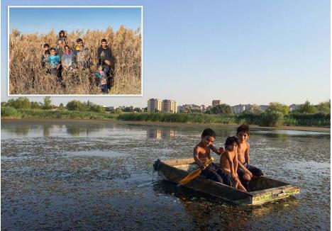 ACASĂ. Documentarul „Acasă”, produs de orădeanca Monica Lăzurean Gorgan, prezintă povestea familiei Enache, care a trăit timp de 20 de ani în sălbăticia din Delta Văcăreşti, până când locul a căpătat statutul de zonă protejată, iar apoi a fost nevoită să se adapteze în „jungla urbană”. Documentarul „Acasă” va fi proiectat, vineri, la Oradea